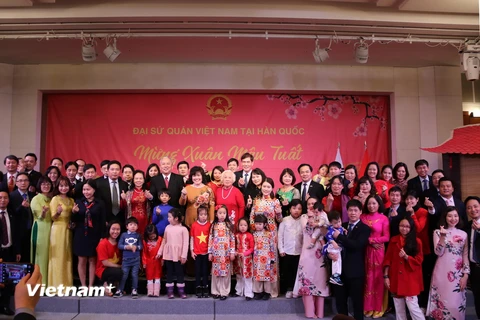 Đại sứ Nguyễn Vũ Tú chụp ảnh lưu niệm với các quan khách và cộng đồng. (Ảnh: Trần Phương/Vietnam+)