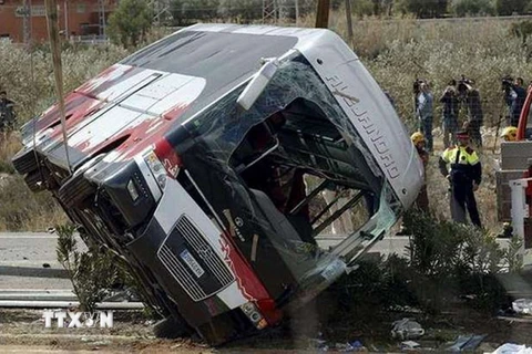 Chiếc xe tải bị lật tại hiện trường vụ tai nạn. (Nguồn: Al-Arabiya/TTXVN)