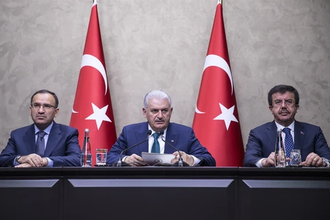 Thủ tướng Thổ Nhĩ Kỳ Binali Yildirim (ở giữa) tại buổi họp báo. (Nguồn: hurriyetdailynews.com)