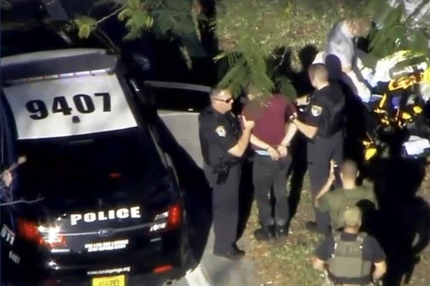 Cận cảnh cảnh sát Mỹ "bắt nóng" nghi phạm vụ xả súng ở Florida