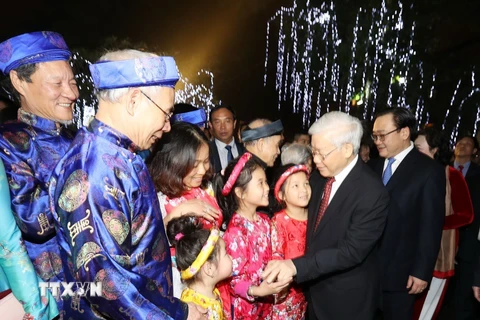Tổng Bí thư Nguyễn Phú Trọng với nhân dân tại Tượng đài Lý Thái Tổ. (Ảnh: Trí Dũng/TTXVN)