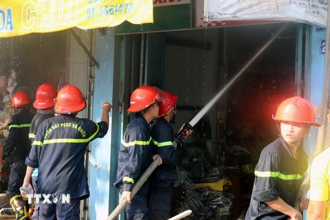 Cảnh sát phòng cháy chữa cháy Công an tỉnh Kiên Giang chữa cháy. (Ảnh: Lê Huy Hải/TTXVN)