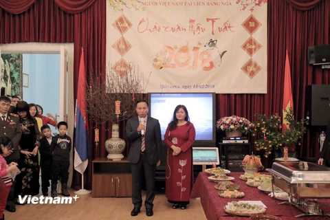 Đại sứ Ngô Đức Mạnh và phu nhân chúc Tết đại biểu cộng đồng người Việt Nam tại buổi gặp mặt. (Ảnh: Vinh Lê/Vietnam+)