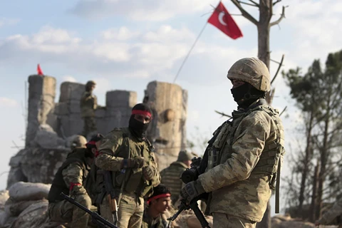 Binh sỹ và các tay súng thân Thổ Nhĩ Kỳ ở Syria. (Nguồn: AP)