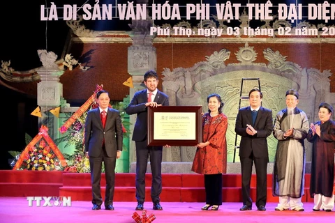 Đón bằng UNESCO ghi danh Hát Xoan Phú Thọ là Di sản văn hóa phi vật thể đại diện của nhân loại. (Ảnh: Trung Kiên/TTXVN)
