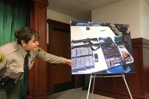 Cảnh sát trưng bày một lượng lớn vũ khí và đạn dược tịch thu từ nhà của nghi phạm. (Nguồn: AP)