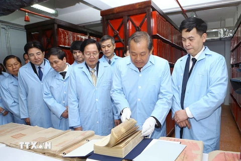 Phó Thủ tướng Thường trực Chính phủ Trương Hòa Bình thăm Khu lưu trữ quốc gia. (Ảnh: Doãn Tấn/TTXVN)