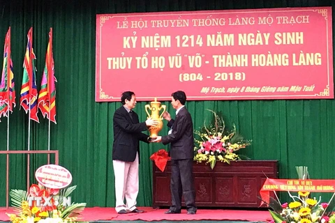 Trao Cúp kỷ lục Việt Nam công nhận Làng tiến sỹ Mộ Trạch là làng có số lượng tiến sỹ Nho học nhiều nhất cả nước từ thế kỷ XIV đến thế kỷ XVIII. (Ảnh: Mạnh Tú/TTXVN)