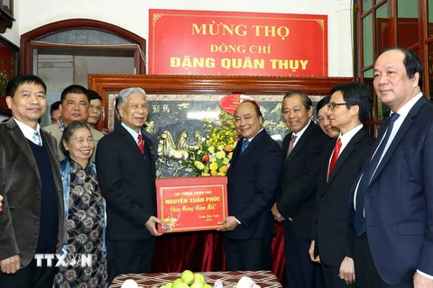 Thủ tướng Nguyễn Xuân Phúc mừng thọ Trung tướng Đặng Quân Thụy. (Ảnh: Thống Nhất/TTXVN)