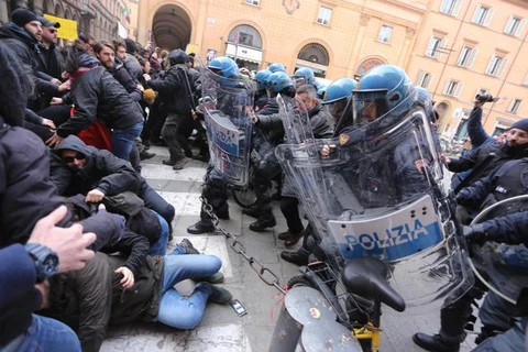 Cảnh sát Italy trấn áp một cuộc biểu tình ở Bologna. (Nguồn: AP)
