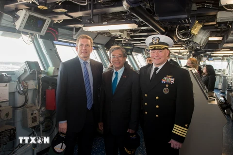 Đại sứ Phạm Quang Vinh, Phó Trợ lý Ngoại trưởng Patrick Murphy và Đại tá Chris Hill trên đài chỉ huy tàu sân bay USS George H.W.Bush. (Ảnh: Đoàn Hùng/TTXVN)