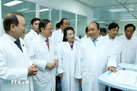 Thủ tướng Nguyễn Xuân Phúc đến thăm Bệnh viện tim Tâm Đức, nhân dịp kỷ niệm 63 năm ngày Thầy thuốc Việt Nam (27/2/1955-27/2/2018). (Ảnh: Thống Nhất/TTXVN)