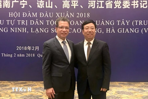 Đại sứ Đặng Minh Khôi và Phó Chủ tịch Khu tự trị dân tộc Choang Quảng Tây, Bí thư thành ủy Quế Lâm Triệu Lạc Tần tại buổi gặp. (Ảnh: Trung Kiên/TTXVN)