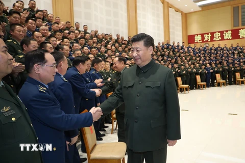 Tổng Bí thư, Chủ tịch Trung Quốc Tập Cận Bình (phải) trong cuộc gặp các sĩ quan cấp cao một đơn vị bộ đội địa phương tỉnh Tứ Xuyên ở thủ phủ Thành Đô ngày 12/2. (Nguồn: THX/ TTXVN)