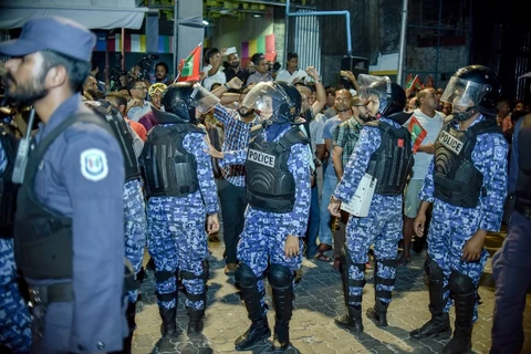 Cảnh sát Maldives ngăn chặn một cuộc biểu tình của phe đối lập. (Nguồn: AFP)
