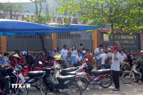 Đà Nẵng: Người dân tụ tập yêu cầu di dời nhà máy thép gây ô nhiễm 