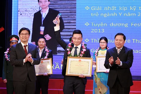 Thuốc trẻ tiêu biểu Thủ đô nhận giải thưởng Đặng Thùy Trâm. (Nguồn: thanhdoanhanoi.gov.vn)
