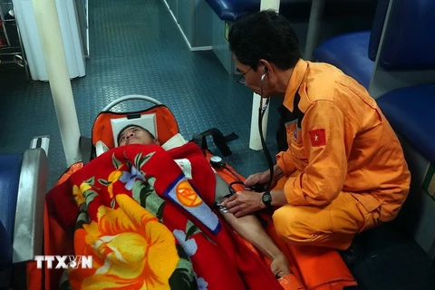 Chăm sóc y tế cho thuyền viên Philippines được cứu. (Nguồn: TTXVN)
