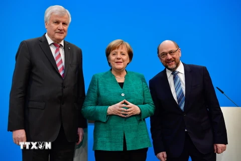 Chủ tịch CSU Horst Seehofer, Thủ tướng Đức Angela Merkel và Chủ tịch SPD Martin Schulz trong cuộc họp báo ở Berlin, Đức ngày 7/2. (Nguồn: AFP/TTXVN)
