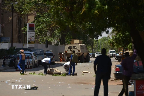 Lực lượng chức năng Burkina Faso điều tra tại hiện trường vụ tấn công ở Ouagadougou ngày 2/3. (Nguồn: AFP/TTXVN)