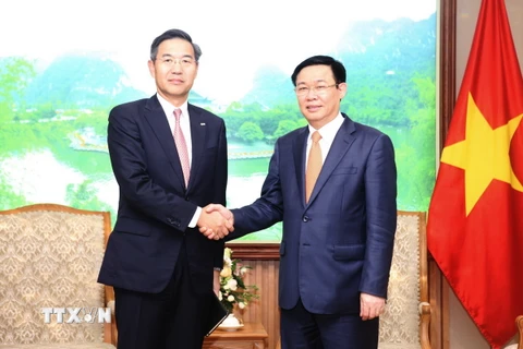 Phó Thủ tướng Vương Đình Huệ tiếp Giám đốc Điều hành kiêm Chủ tịch Châu Á Ngân hàng SMBC Nhật Bản Shosuke Mori. (Ảnh: Lâm Khánh/TTXVN)