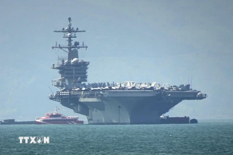 Tàu sân bay USS Carl Vinson neo tại vịnh Đà Nẵng. (Ảnh: Trần Lê Lâm/TTXVN)