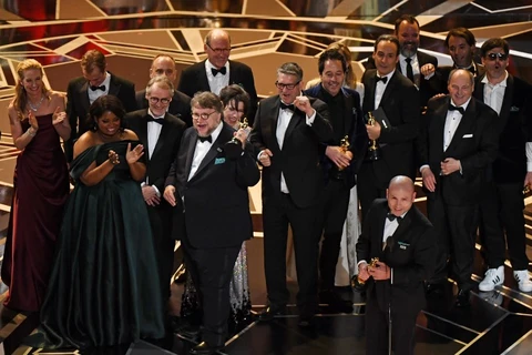 Đoàn làm phim The Shape of Water nhận giải Oscar hạng mục Phim xuất sắc nhất. (Nguồn: AFP)