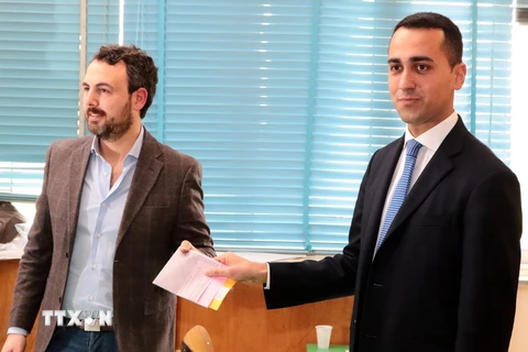 Lãnh đạo phong trào 5 Sao (M5S) Luigi Di Maio (phải) bỏ phiếu tại điểm bầu cử ở Pomigliano d'Arco, gần Naples, ngày 4/3. (Nguồn: AFP/TTXVN)