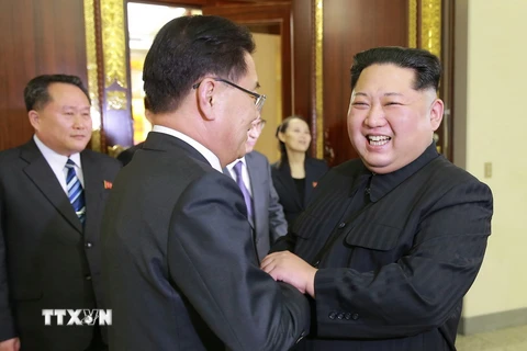 Nhà lãnh đạo Triều Tiên Kim Jong-un (ảnh, phải) gặp đoàn đặc phái viên của Tổng thống Hàn Quốc Moon Jae-in sang thăm. (Nguồn: Yonhap/TTXVN)