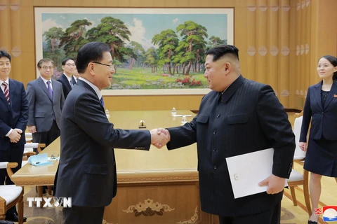 Nhà lãnh đạo Kim Jong-un (phải) và đặc phái viên của Tổng thống Hàn Quốc, ông Chung Eui-yong (trái) trong cuộc gặp tại Bình Nhưỡng ngày 5/3. (Nguồn: YONHAP/TTXVN)