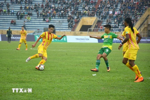 Các cầu thủ trẻ của Nam Định (áo vàng) đã có trận mở màn V.League 2018 khá thành công. (Ảnh Công Luật/TTXVN)