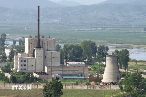 Ảnh tư liệu: Tháp làm nguội của cơ sở hạt nhân Yongbyon (phải) trước khi bị phá hủy ngày 27/6/2008. (Nguồn: REUTERS/ TTXVN)