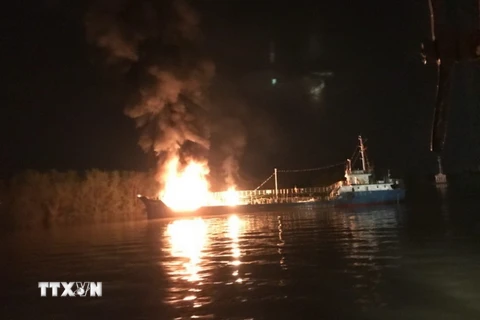 Tàu Hải Hà 18 đã được kéo ra khu vực an toàn để xử lý đám cháy. (Ảnh: Hoàng Ngọc/TTXVN)