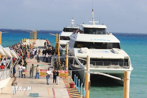 Cảnh sát và quân đội Mexico điều tra sau vụ nổ phà du lịch ở Playa del Carmen ngày 21/2. (Nguồn: AFP/TTXVN)