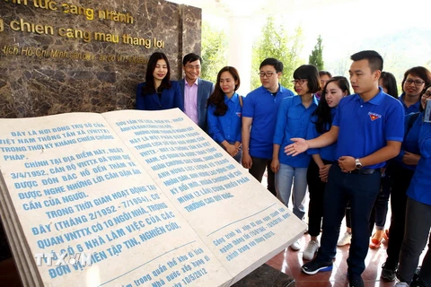 Đoàn Thanh niên TTXVN thăm Khu Di tích Việt Nam Thông tấn xã tại thôn Trung Yên, huyện Sơn Dương, tỉnh Tuyên Quang. (Ảnh: Minh Quyết/TTXVN)