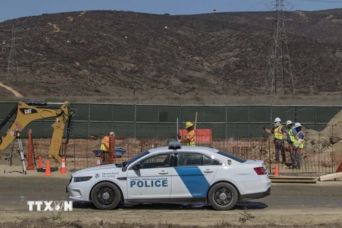 Ảnh tư liệu: Lực lượng an ninh nội địa Mỹ kiểm tra tiến trình xây bức tường biên giới giữa Mỹ và Mexico tại bang Tijuana, Mexico ngày 28/9/2017. (Nguồn: AFP/TTXVN)