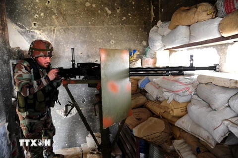 Binh sỹ quân đội Chính phủ Syria gác tại chốt quân sự ở Đông Ghouta sau khi giành quyền kiểm soát thị trấn chiến lược Mesraba và phong tỏa Harasta ngày 10/3. (Nguồn: THX/TTXVN)