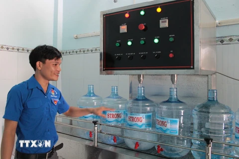Phạm Thế Sơn tại khu sản xuất nước tinh khiết. (Ảnh: K GỬIH/TTXVN)