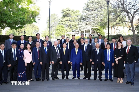 Thủ tướng Nguyễn Xuân Phúc chụp ảnh lưu niệm cùng các đại biểu. (Ảnh: Thống Nhất/TTXVN)