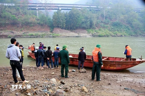 Các lực lượng chức năng huy động lực lượng lập 7 điểm trên sông Hồng để tìm kiếm, cứu nạn. (Ảnh: Phạm Hồng Ninh/TTXVN)