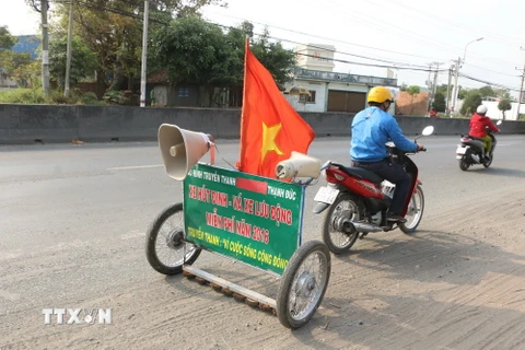 Anh Nguyễn Lê Duy điều khiển xe hút đinh trên tuyến Quốc lộ 1A. (Ảnh: Trần Thanh Bình/TTXVN)