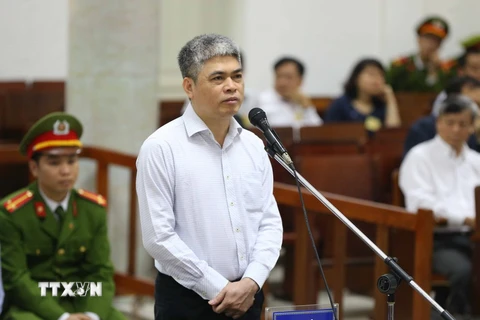 Bị cáo Nguyễn Xuân Sơn (sinh năm 1962, nguyên Phó Tổng Giám đốc PVN) trả lời Hội đồng xét xử tại phần kiểm tra căn cước. (Ảnh: Doãn Tấn/TTXVN)