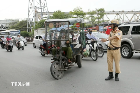 Cảnh sát giao thông Hà Nội làm nhiệm vụ trên đường phố. (Nguồn: TTXVN)