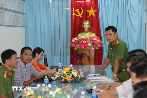 Thượng tá Phan Tấn Ca phát biểu tại buổi họp báo. (Ảnh: Minh Trí/TTXVN)