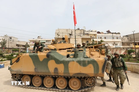 Binh sỹ quân đội Thổ Nhĩ Kỳ gác tại trung tâm thành phố Afrin ngày 18/3. (Nguồn: AFP/TTXVN)