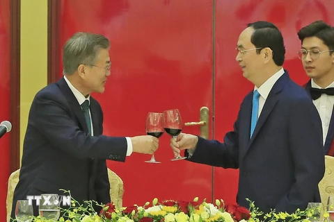 Chủ tịch nước Trần Đại Quang và Tổng thống Hàn Quốc Moon Jae-in nâng ly, tại tiệc chiêu đãi tối 23/3. (Ảnh: Nhan Sáng/TTXVN)
