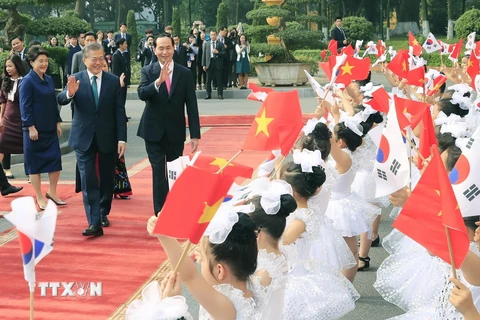 Thiếu nhi thủ đô Hà Nội vẫy cờ hai nước chào mừng Tổng thống Hàn Quốc Moon Jae-in và Phu nhân sang thăm Việt Nam. (Ảnh: Nhan Sáng/TTXVN)