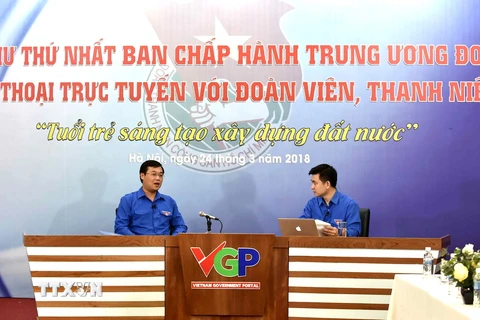 Bí thư thứ nhất Trung ương Đoàn Lê Quốc Phong (trái) tại buổi đối thoại. (Ảnh: Văn Điệp/TTXVN)