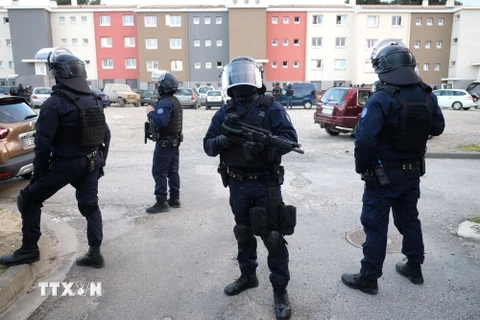 Cảnh sát mở chiến dịch điều tra các khu nhà ở Carcassonne, nơi đối tượng Lakdim cướp xe, bắn cảnh sát và sau đó bắt giữ con tin ở Trebes ngày 23/3. (Nguồn: AFP/TTXVN)