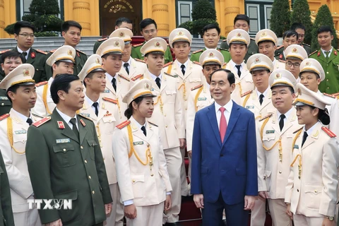Chủ tịch nước Trần Đại Quang với các cán bộ, đoàn viên thanh niên Công an tiêu biểu. (Ảnh: Nhan Sáng/TTXVN)